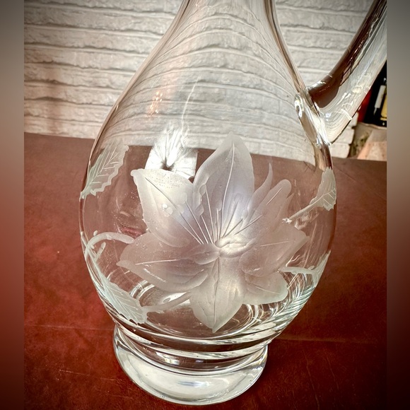 Beautiful Tall Glass Wine Decanter w/a White Floral Design, Great Vintage Cond - Picture 6 of 6
